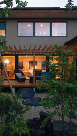 新築した札幌のウッド・岸本邸。 中庭からリビングを望む